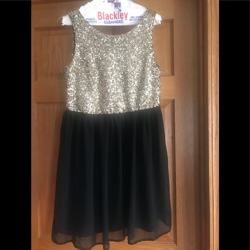 Ladies size small sequin gold and black dress!